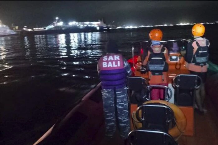 W pobliżu Bali zatonął prom z 65 osobami