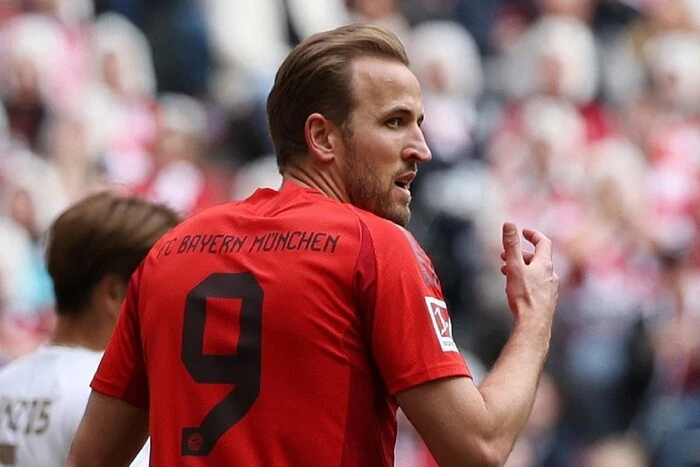 31-year-old Kane with the long-awaited trophy