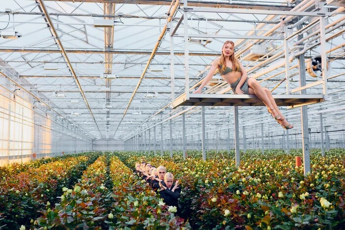 Tina Karol nackt im Gewächshaus. Die Sängerin präsentiert das Musikvideo zu einem skurrilen Song