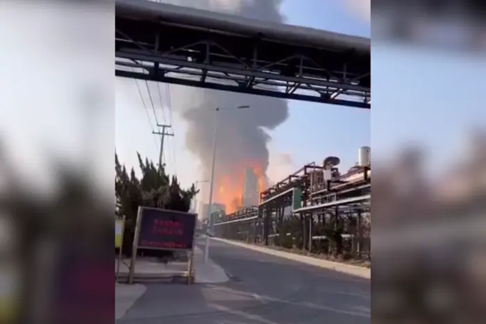В Китае прогремел взрыв на химическом заводе: жителей близлежащих районов просят носить маски (видео)