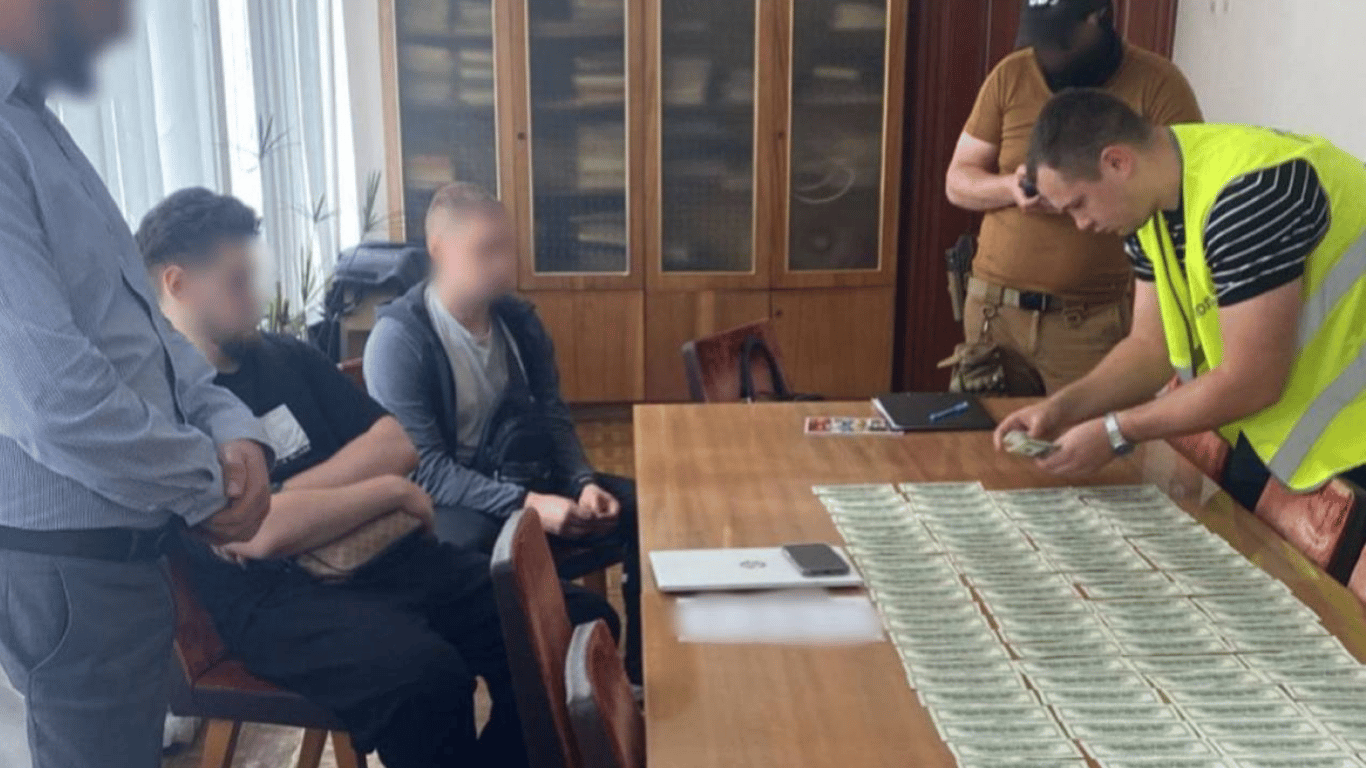 На Київщині посадовець оформлював фіктивну інвалідність — деталі