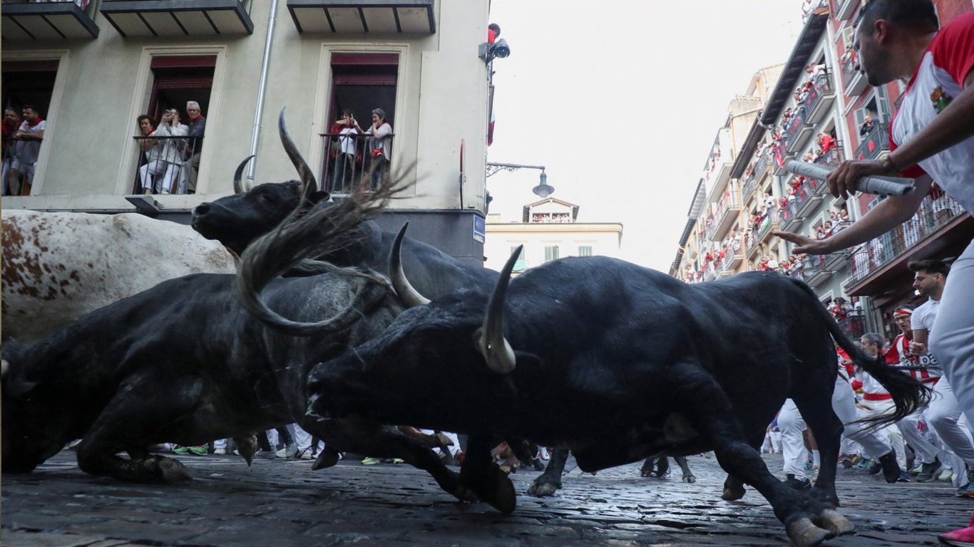 At the San Fermín festival, dozens injured in the bull run