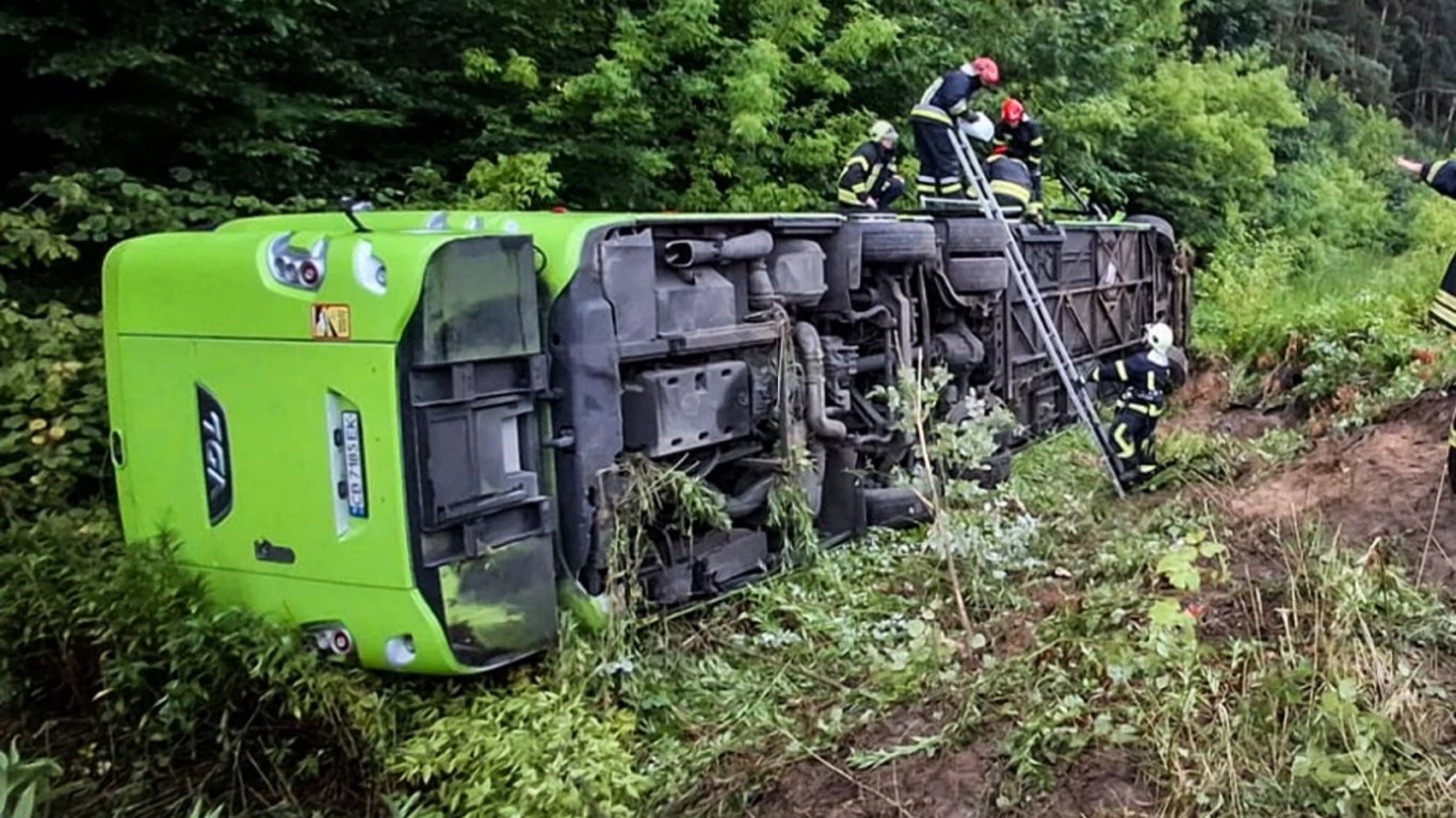 Na trasie koło Lwowa wypadek z autobusem - co wiadomo o poszkodowanych