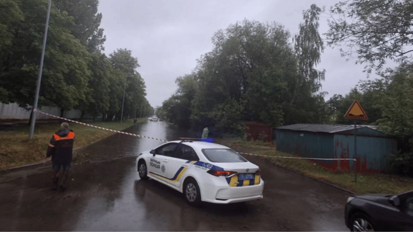 Вулиці перетворились на Венецію — у Львові затопило дороги