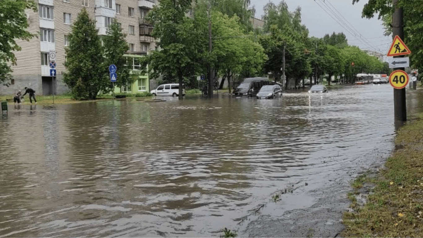 Луцьк накрила потужна злива — синоптики оголосили про небезпеку