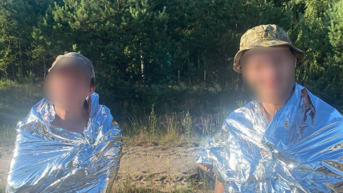 Zagubili się w bagnach — strażnicy graniczni złapali nielegalnych turystów