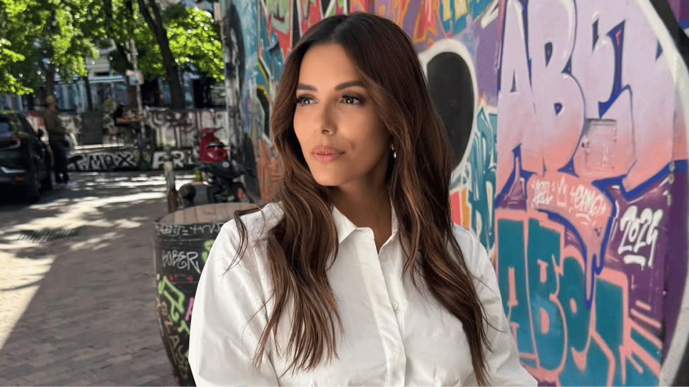 Ohne Photoshop — Die 50-jährige Eva Longoria beim Baden erwischt