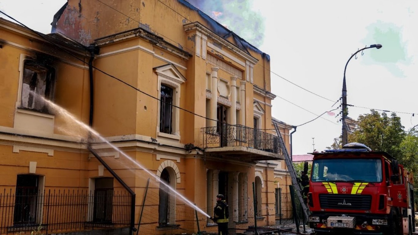Russia has attacked Kherson again — rescuers were under fire