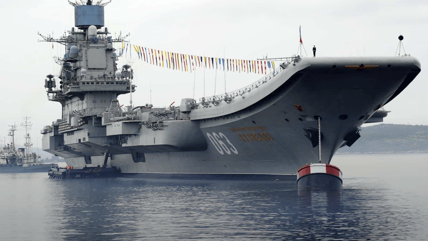 Плавучий сором — ВМС рассказали о единственном авианосце России