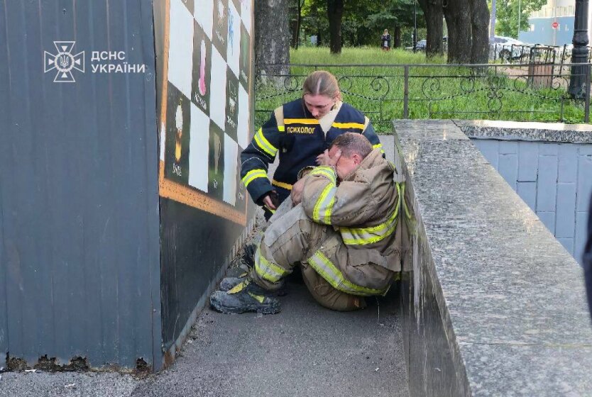 Герои без оружия: в Киеве под российским обстрелом погибли спасатели, много раненых